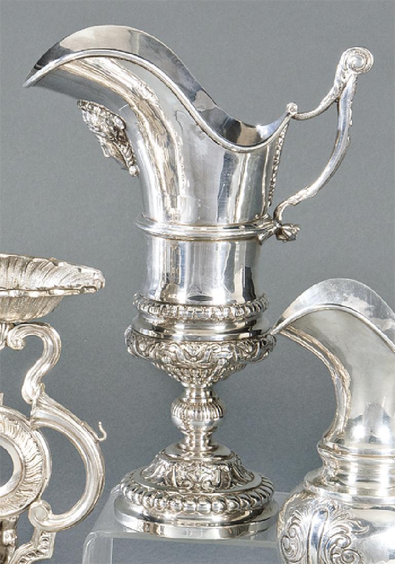 Helmet jug in Spanish hallmarked sterling silver by: Helmet jug in Spanish hallmarked sterling silver by Ocón. With female hideous mask in relief under the tip and renaissance motifs in relief. Weight: 652 Kg. Height: 26.5 cm