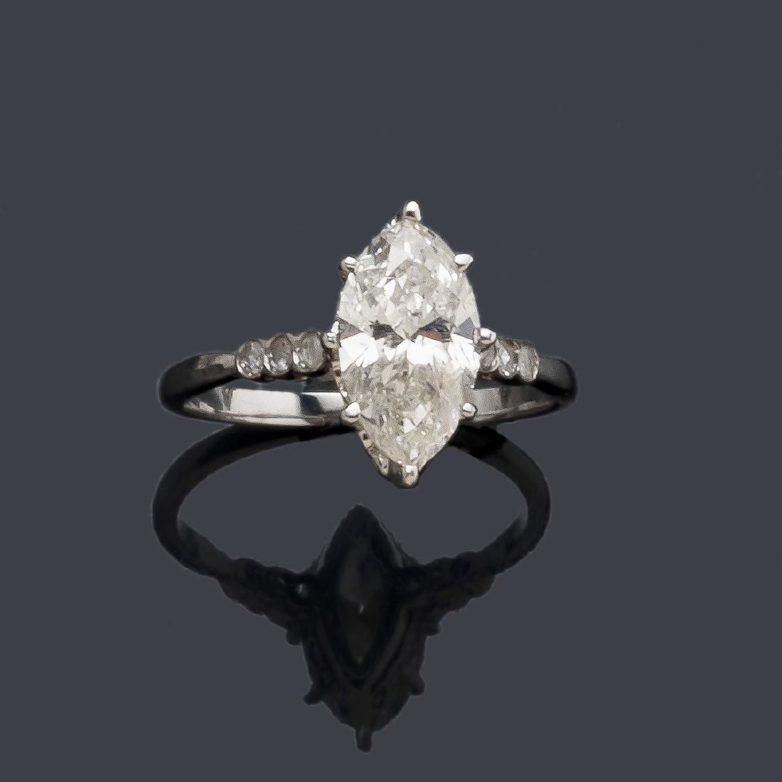 Ring in 18K white gold with marquise cut diamond of: Ring in 18K white gold with marquise cut diamond of approx. 1.52 ct. with IGE certificate. Certificate IGE color L and clarity P.
