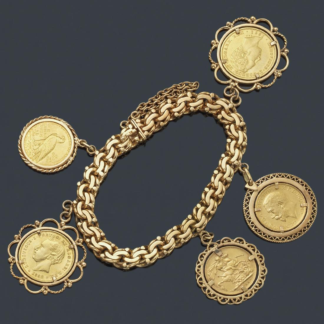 Bracelet with Cuban links in 18K yellow gold with five: Bracelet with Cuban links in 18K yellow gold with five coins (22K). Features one 5 dollar coin, two 5000 reis coins and two Jorge V coins.