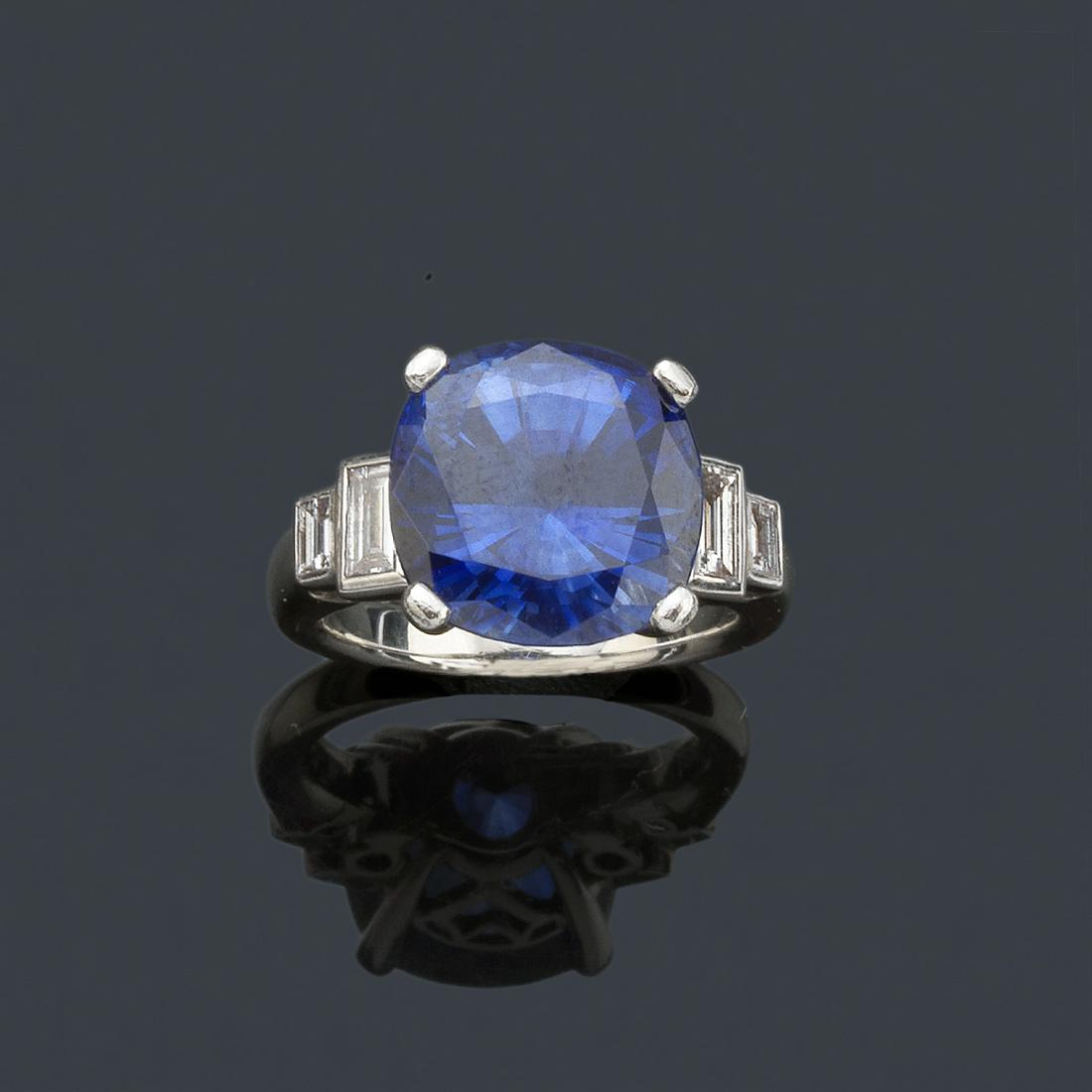 Ring with cushion cut sapphire in 18K white gold (1 of 1)