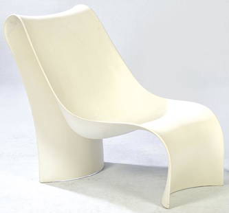 ROSS LOVEGROVE - The Brasilia Chaise longue: ROSS LOVEGROVE (Cardiff, Gales, 1958) The Brasilia Chaise longue has a rigid polyurethane structure, varnished with anti-scratch and embossed finish. Measurements: 83 x 100 x 58 cm.