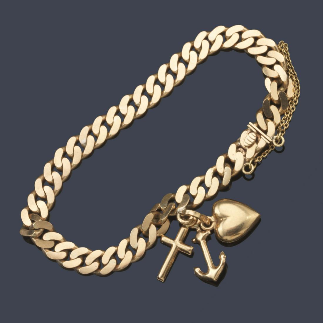 Bracelet with Cuban links in 18K yellow gold: Bracelet with Cuban links in 18K yellow gold.