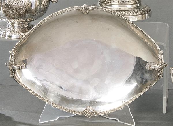 Centerpiece curled silver Italian punched Law 800.: With handles topped in rosette and four legs. Weight: 566 gr. Size: 9 x 23 x 30 cms.