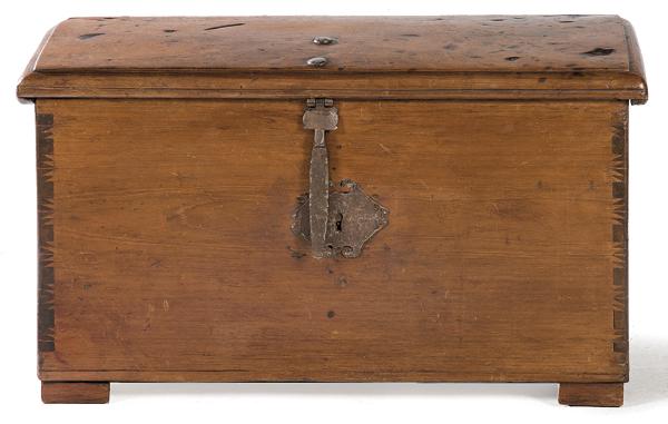 Trunk with slightly curved top in cedar wood (1 of 1)