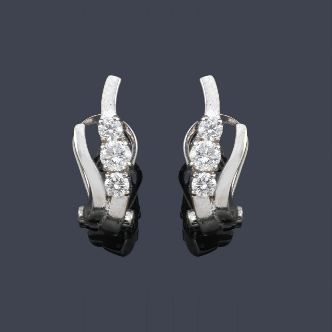 Short earrings in 18K white gold with six brilliant (1 of 1)