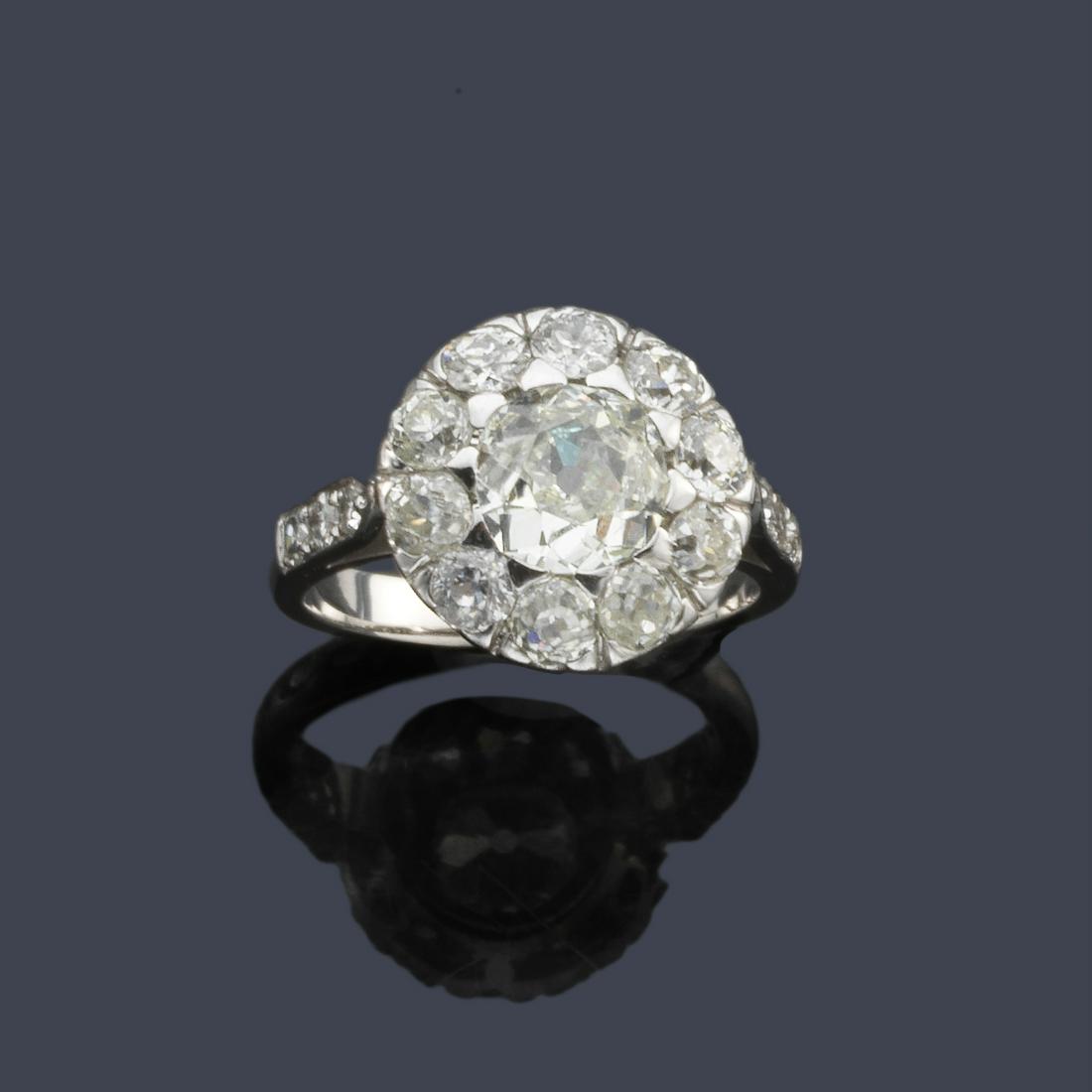 Rosette ring with antique-cut diamonds: Rosette ring with antique-cut diamonds of approx. 2.04 ct total in 18K white gold.Features a cushion-cut central diamond of approx. 1.14 ct estimated in color I / J and clarity SI with old-cut diamond