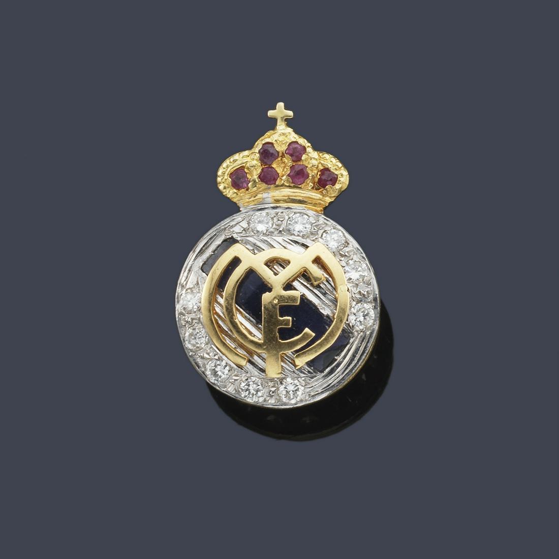 Badge pin with the Real Madrid crest in 18K yellow gold (1 of 1)