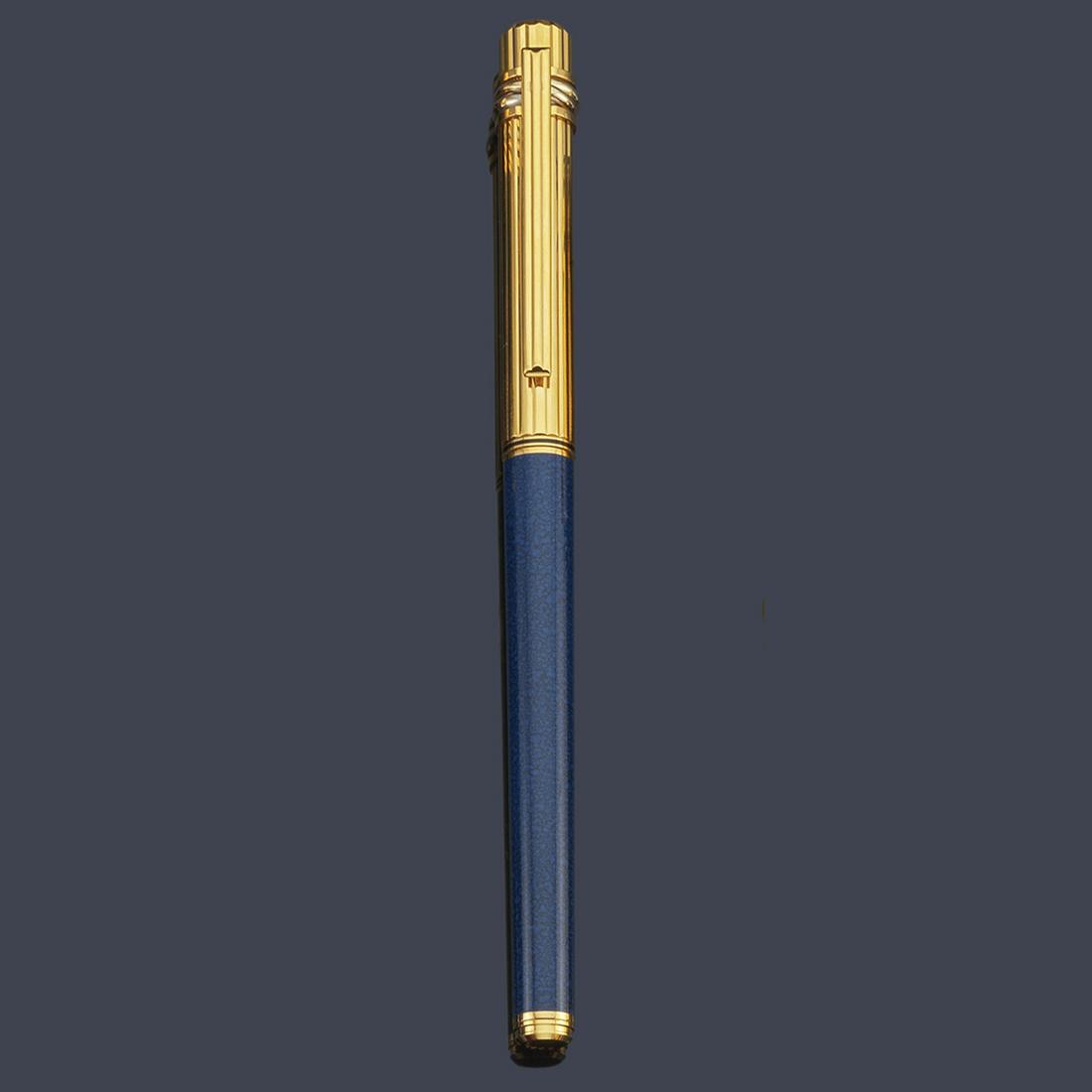 CARTIER Fountain Pen, Paris.: Blue body with golden cap. Nib in 18k gold. In operation. With box and documentation.