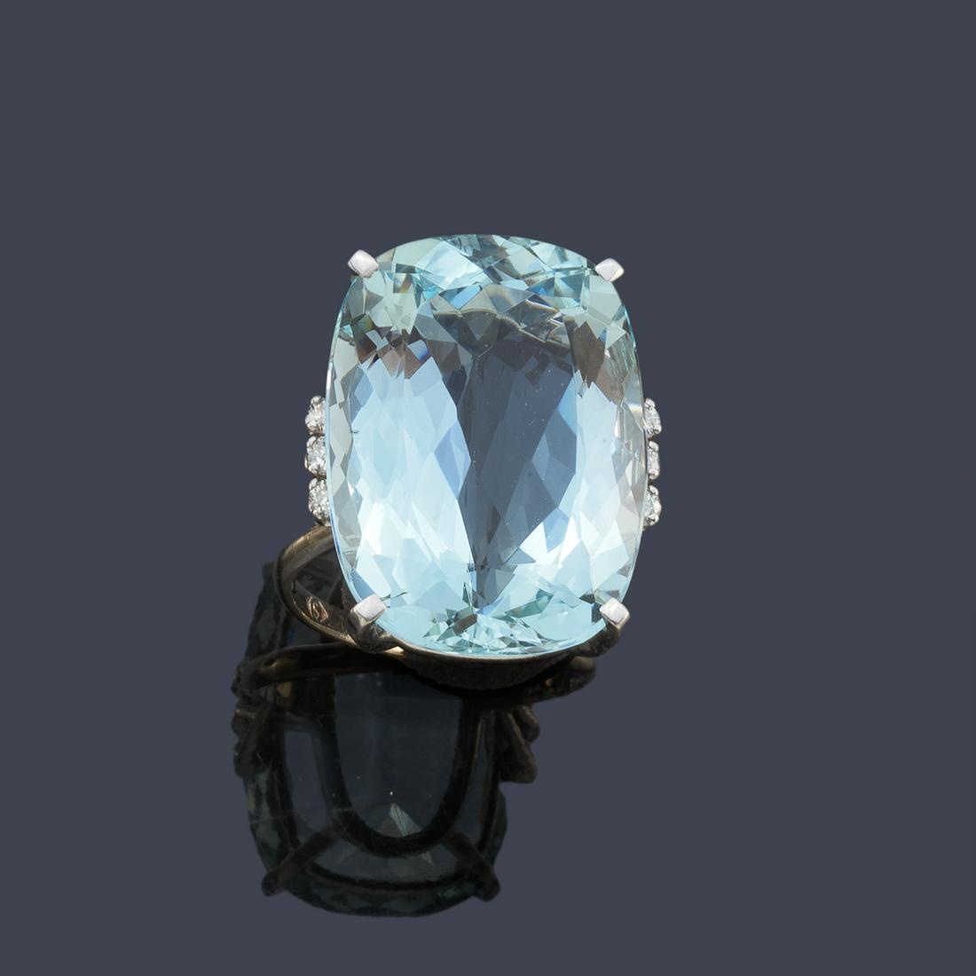 Ring with rectangular cushion cut aquamarine approx.: Ring with rectangular cushion cut aquamarine approx. 31.05 ct with six diamonds. IGE gemological opinion.In 18K white gold.