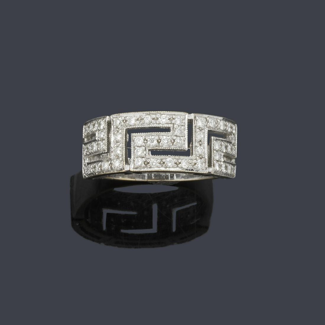 Ring in 18K white gold with a front with a fretwork: Ring in 18K white gold with a front with a fretwork design and brilliants.