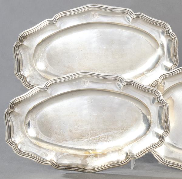 Two elongated serving platters emblazoned, in French: Two elongated serving platters emblazoned, in French stamped silver Law 950 by Alphonse Debain, Paris ff. S. XIX. Debain appears registered at 79 rue de Temple in Paris. With wavy eaves. Weight: 1,650