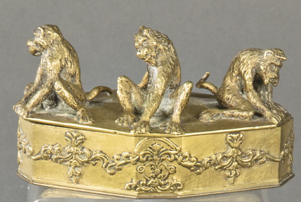 Cristopher Fratin (France 1801-1864) Polygonal bronze: Cristopher Fratin (France 1801-1864) Polygonal bronze box with decoration of monkeys in round shape. Signed "Fratin". size: 6.5 x 7 x 13 cms.
