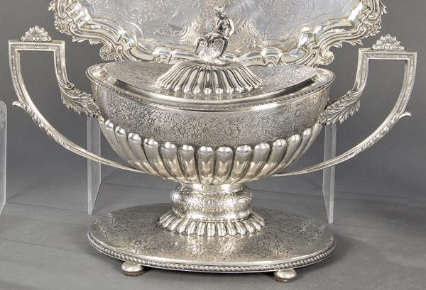 Tureen with built-in tray made of 925 sterling silver. (1 of 1)