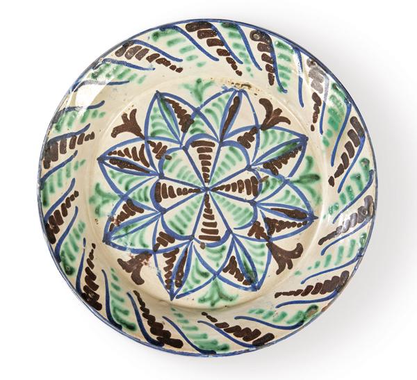 Fajalauza ceramic fountain glazed in white, cobalt (1 of 1)