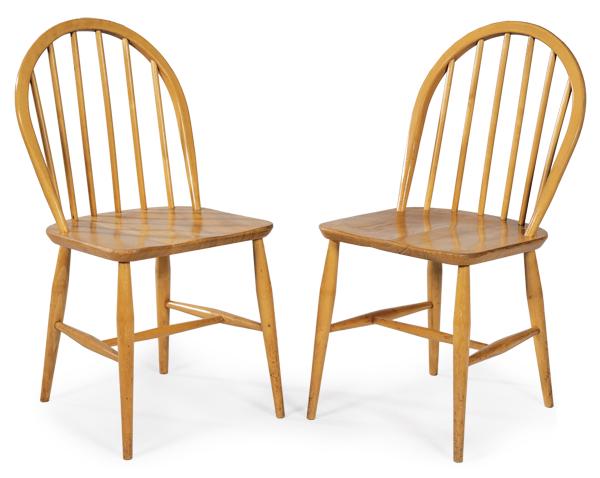 Lucien Ercolini (1888-1976) for ERCOL Pair of chairs: Lucien Ercolini (1888-1976) for ERCOL Pair of chairs from the Windsor collection model 182 in elm wood in its color. With brand engraved on the seat. Size: 82 x 43 x 40 cm