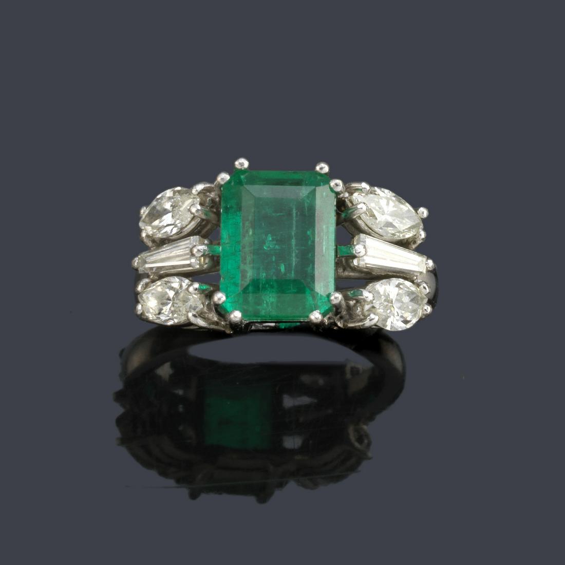 Ring with central emerald of approx. 2.19 ct with (1 of 1)