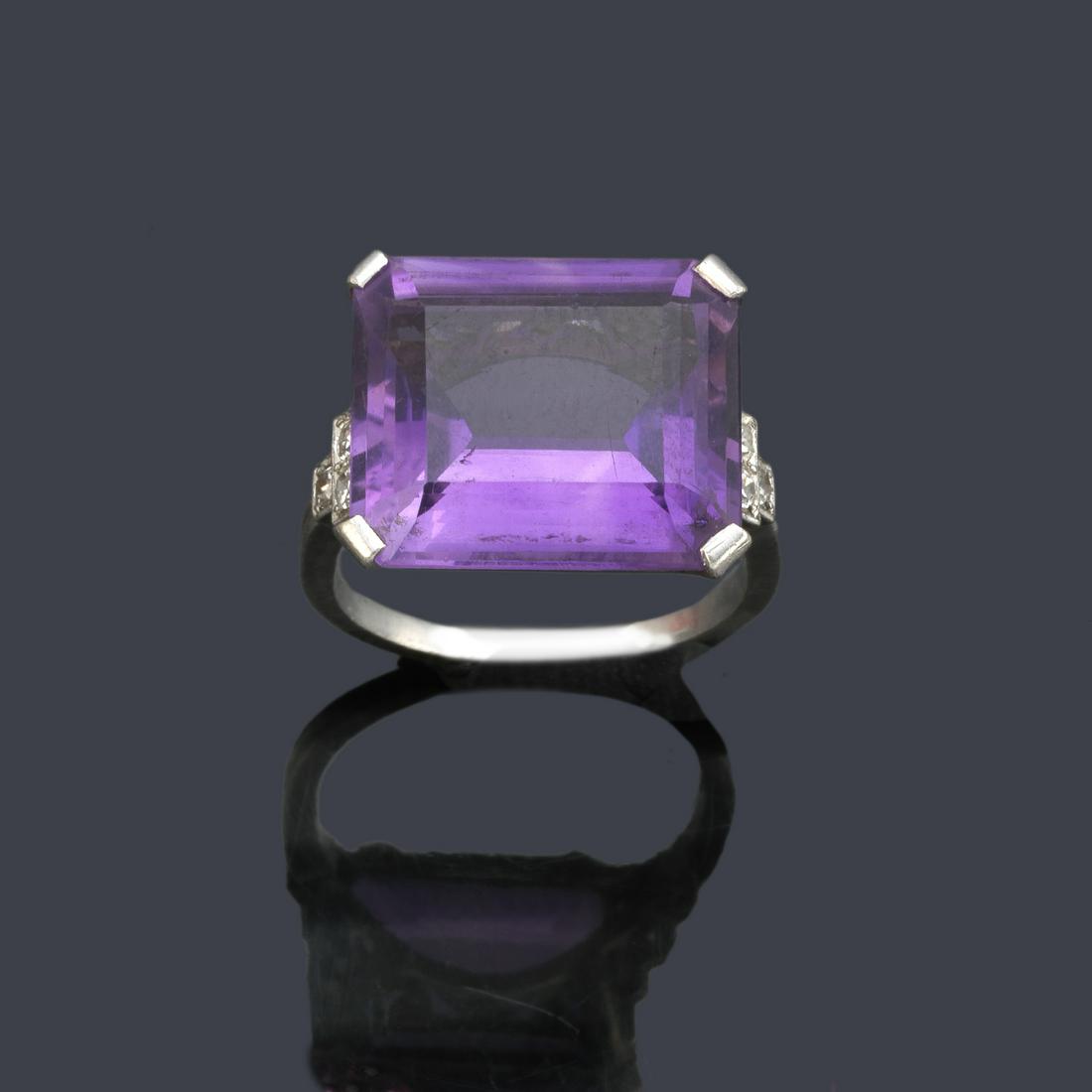 Ring with rectangular amethyst of approx. 9.59 ct and (1 of 1)