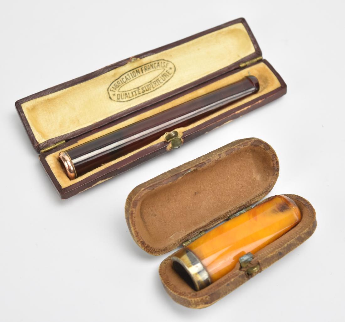 Beeswax & Agate Cigar/ Cigarette Accessories: A carved, polished, beeswax cigar holder & agate cigarette holder set, both with protective metal bands and snap-lid, leather wrapped cases. L: 3 1/2" (8.8cm)