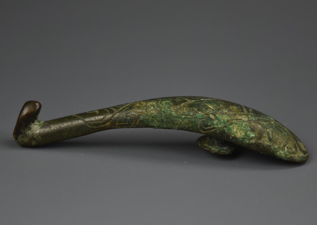 A Bronze Robe Hook w/ Rounded End,Warring State. (1 of 8)