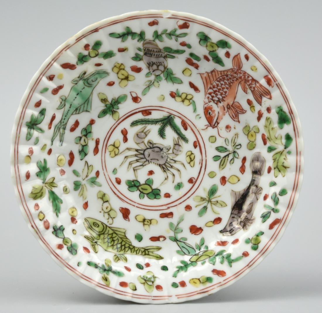 Chinese Famille Verte Plate w/ Fish&Crab, KangXi P: A small Chinese plate dating back to the Kangxi dynasty. While the famille verte design of sea-life on the face appears singular, the medallion and scalloped lip are separated by a double red line lin