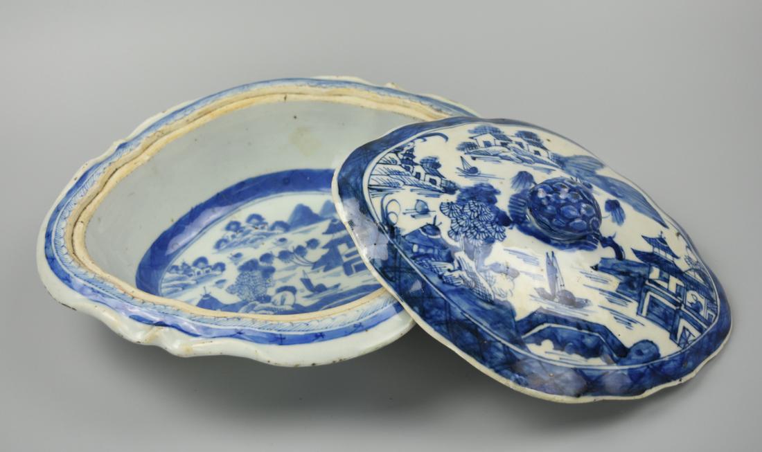 Chinese B & W Lobed Container & Cover, 18th C.: A 18th C,blue and white, Chinese, porcelain container, the oval lobed deep rounded sides rising from a recessed base to a broad everted rim, finely painted to the sides with four flower sprays, the sl