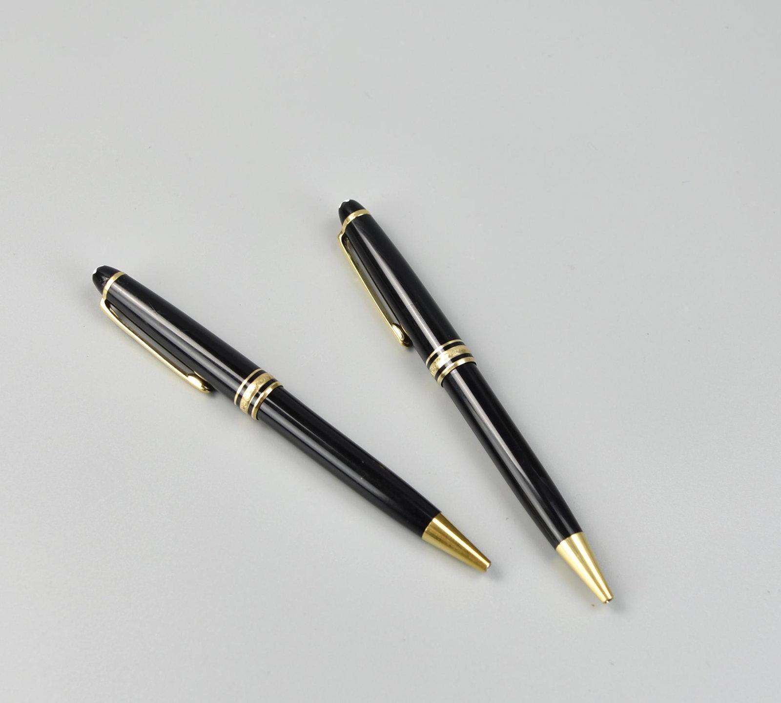 Two Montblanc Black Ballpoint Pen 164: two Montblanc Black Ballpoint Pen 164 L: 5.4"(13.7cm) Condition: in great condition, with only minor scratches visible on surface