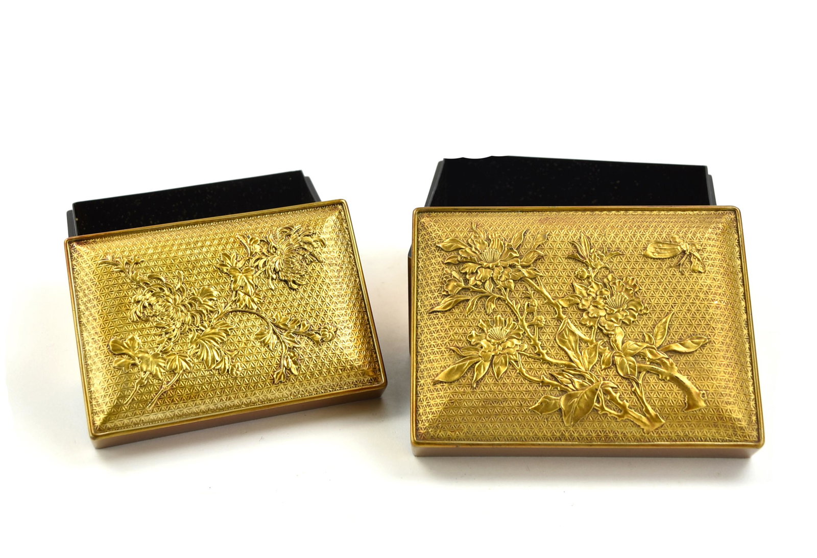 2 Chinese Export Gold Lacquer Boxes: two identical Chinese gold lacquer rectangular boxes of different sizes, molded with peony blossoms flower sprays on both covers. Interior lacquer painted in gold flakes on a black ground. H: 3.2"(8.2