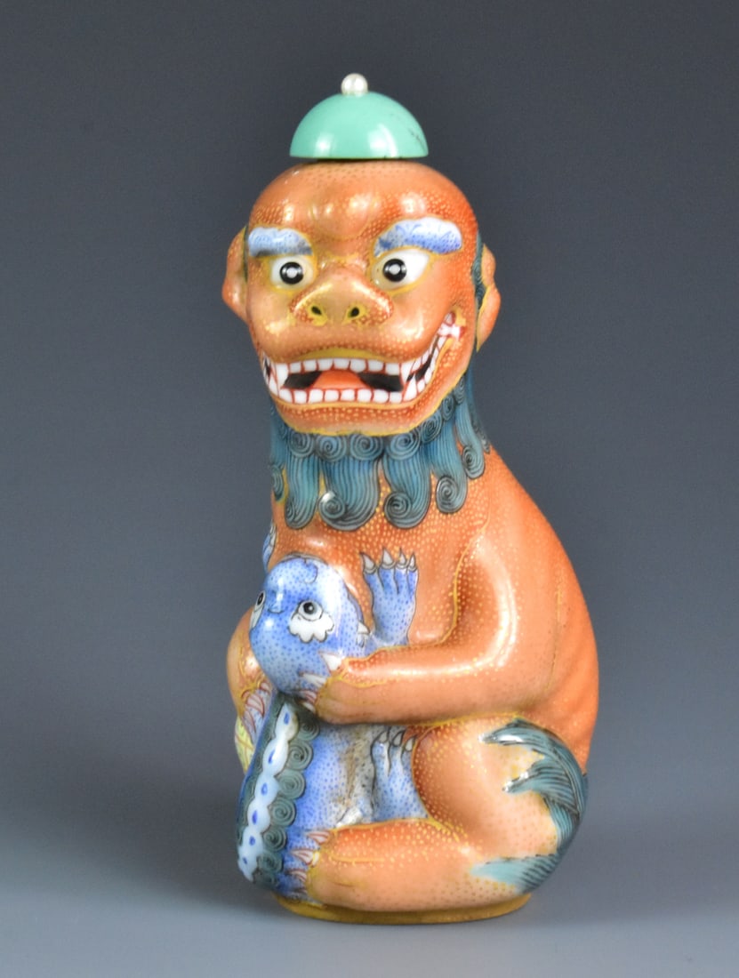 Chinese Famille Rose Lion Snuff Bottle, ROC Period: 民国 粉彩少狮太狮鼻烟壶 A Chinese famille rose lion snuff bottle, dating from the Republic period. A whimsical bottle depicting a lion