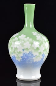 Makuzu Kozan: Long Neck Floral Porcelain Vase