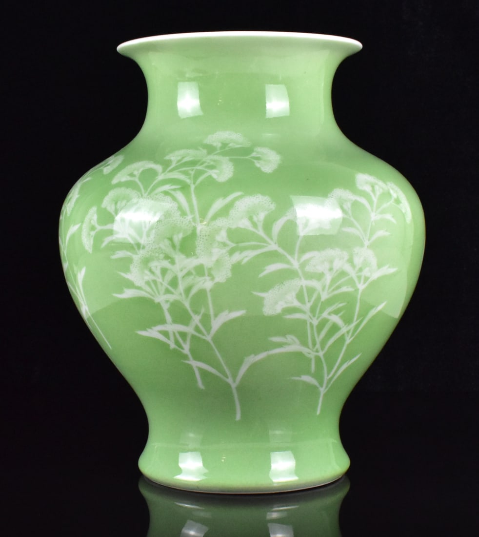 Makuzu Kozan: Green & White Floral Porcelain Vase: Makuzu Kozan (1842-1916), green and white floral bowl. Kozan, a major potter of the Meiji era, was appointed artist to the Japanese Imperial household and won numerous awards. The vase has a splayed b
