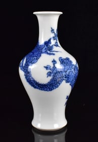 Makuzu Kozan: Small Blue & White Dragon Vase