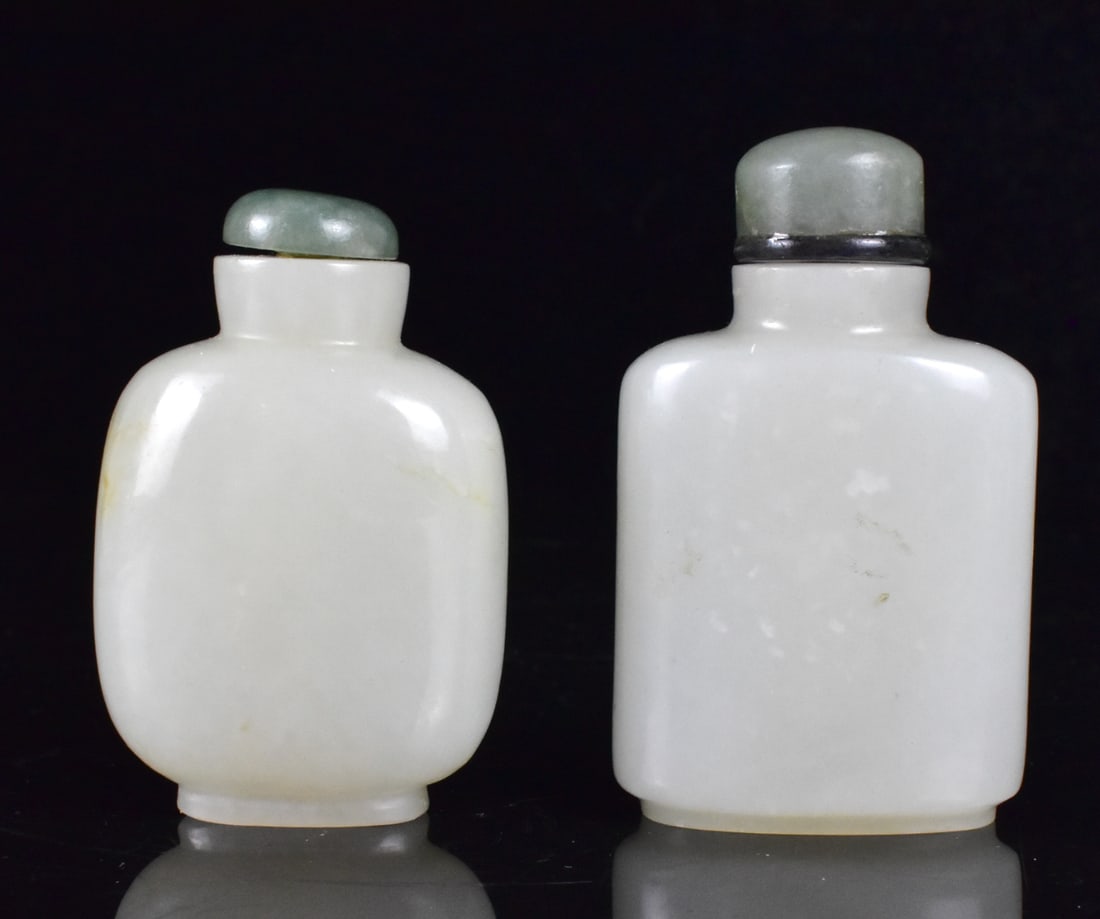 2 Chinese Jade Carved Snuff Bottle,Qing Dynasty: Two Chinese jade carved snuff bottles. dated from Qing Dynasty, both bottle smooth carved jade, and both ovals. Smaller has small foot and rounded shoulders, the larger a small foot and angular should