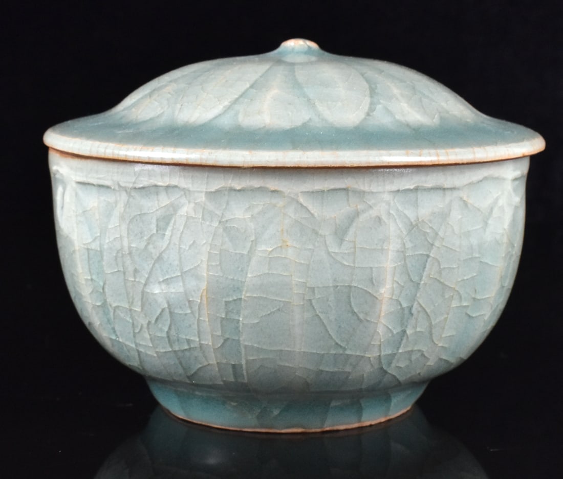 Chinese Longquan Celadon Covered Jar,Southern Song (1 of 17)
