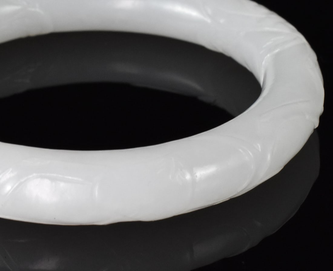 Chinese White Jade Carved Bangle, 18th C. - 5