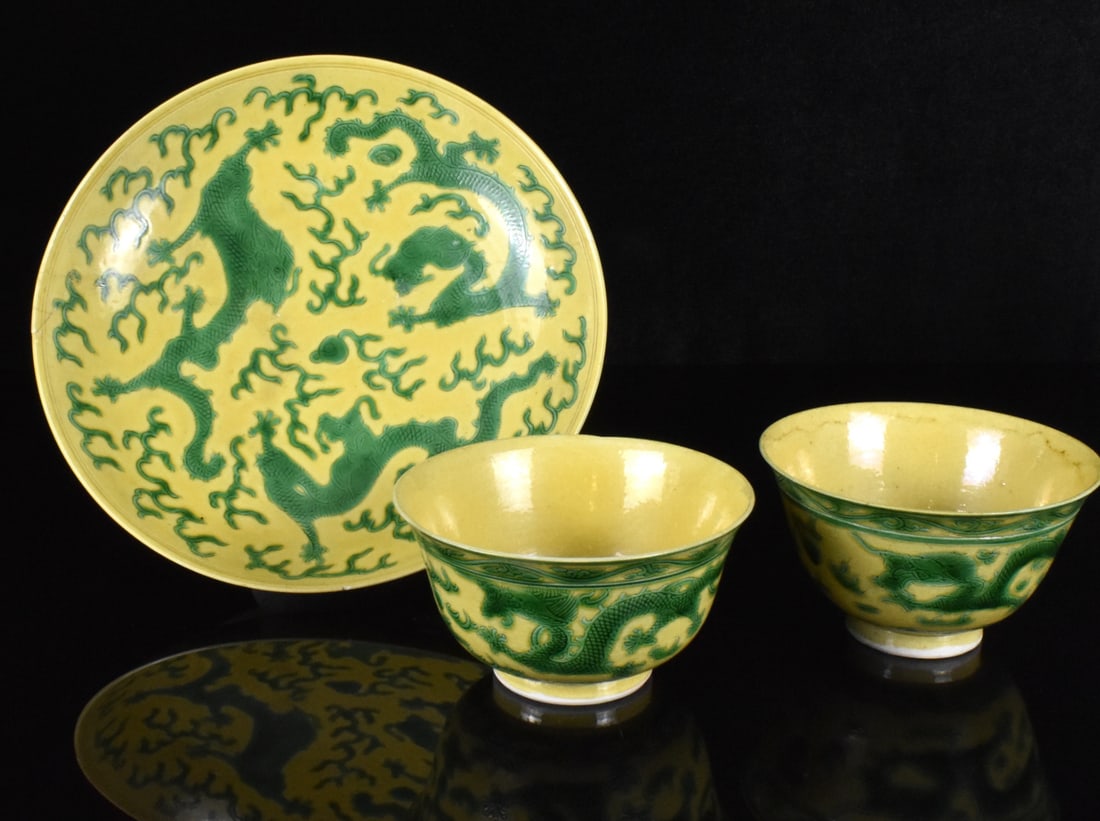 3 Chinese Yellow & Green Dragon Bowls& Dish,19th C: Three Chinese yellow and green dragon bowls and dish, dating from the 19th century. The bowls have a auspicious "Shou" symbol in center within a green circle, exterior design with two dragons chasing