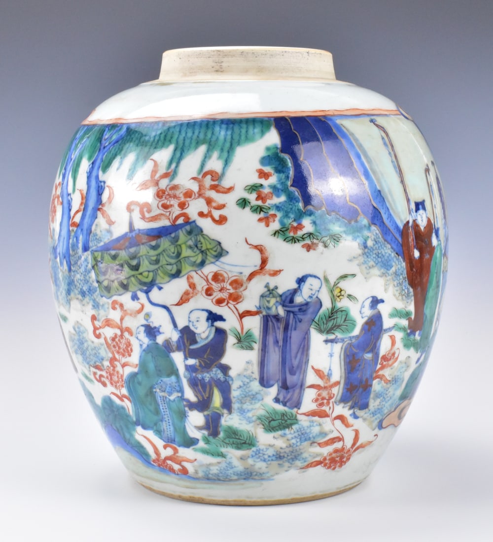 Chinese Famille Verte Jar w/ Figure, Qing Dynasty: A Chinese famille verte jar with figures, dating from the Qing dynasty. A heavily potted jar with painterly decoration around the wide body depicting a scene with an elderly enlightened man is visited