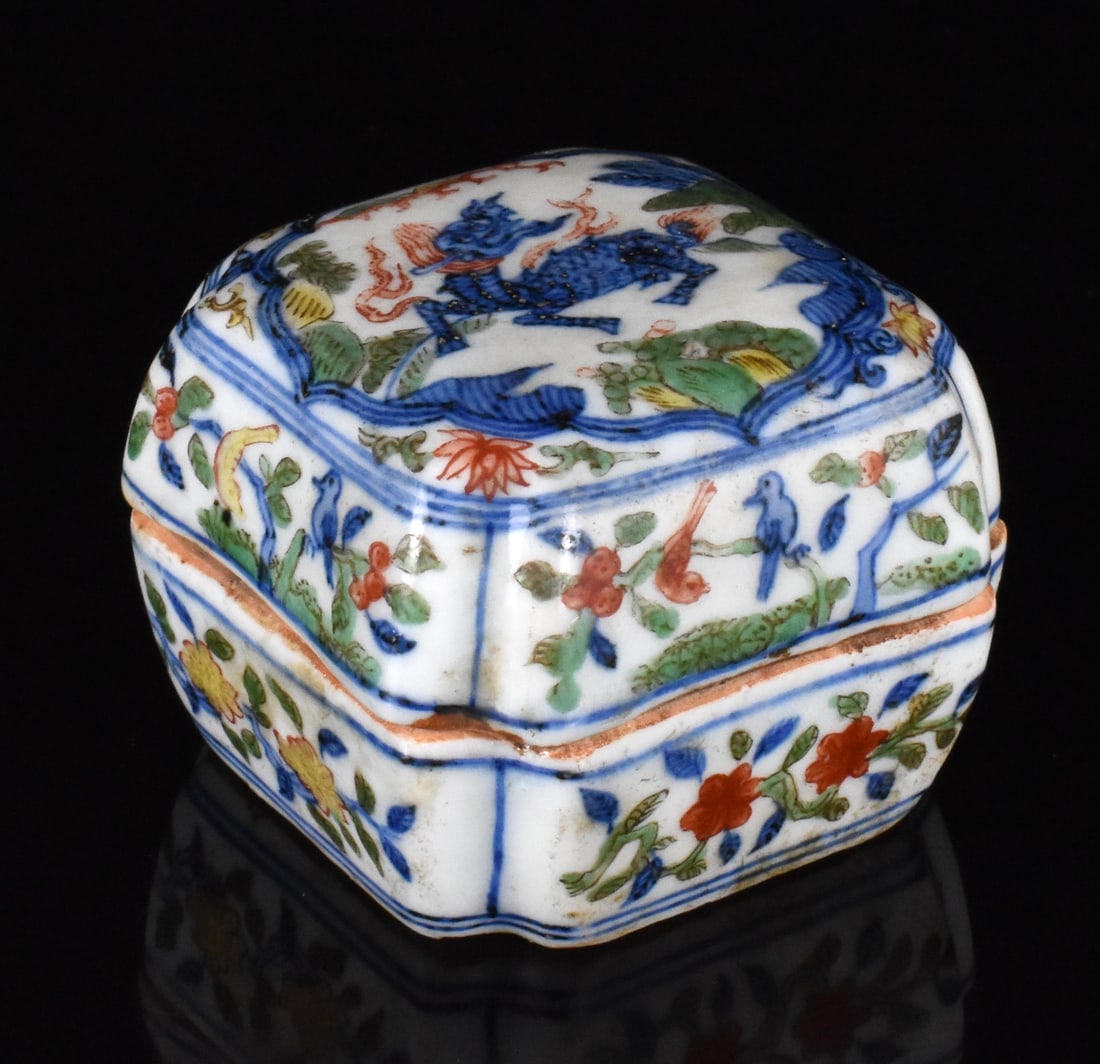 Chinese Wucai Covered Box w/ Kirin, Longqing Mark (1 of 11)