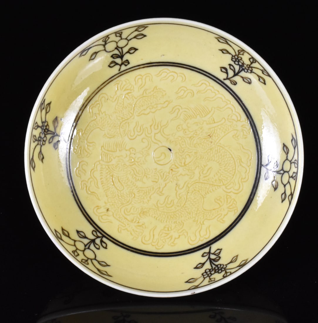 Chinese Yellow Glazed Dragon Dish, Daoguang Period: A Chinese yellow glazed dragon dish, dating from the Daoguang period (1821-1850). Small yellow dish with incised dragon chasing flaming pearl design in the center surrounded by double black circle and