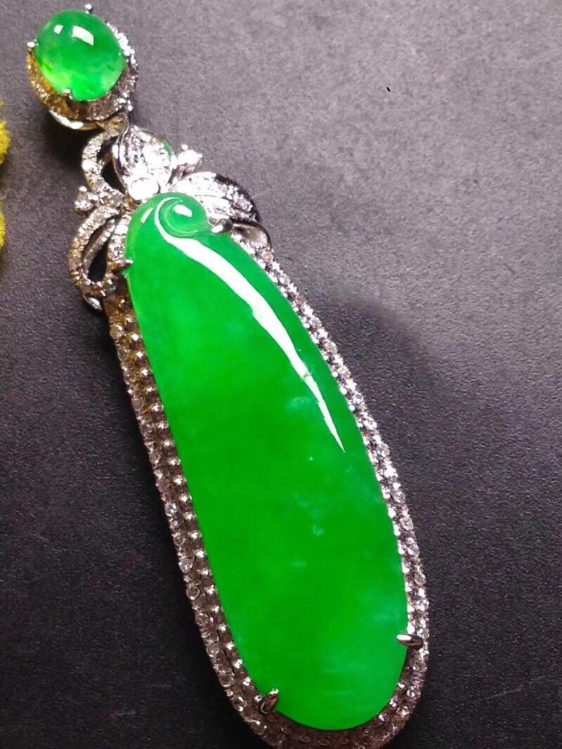 A 18K gold inlaid jadeite pendant necklace: All products are 100% natural and certified, untreated, hand-carved, including a true certificate of identification.