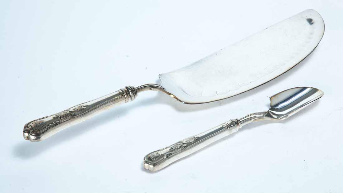 PENNSYLVANIA RAILROAD SILVERPLATE CHEESE SCOOP AND: Matching ornate handles with keystone and "PRR". Made by "International Silver". 7.5"l. 13"l.