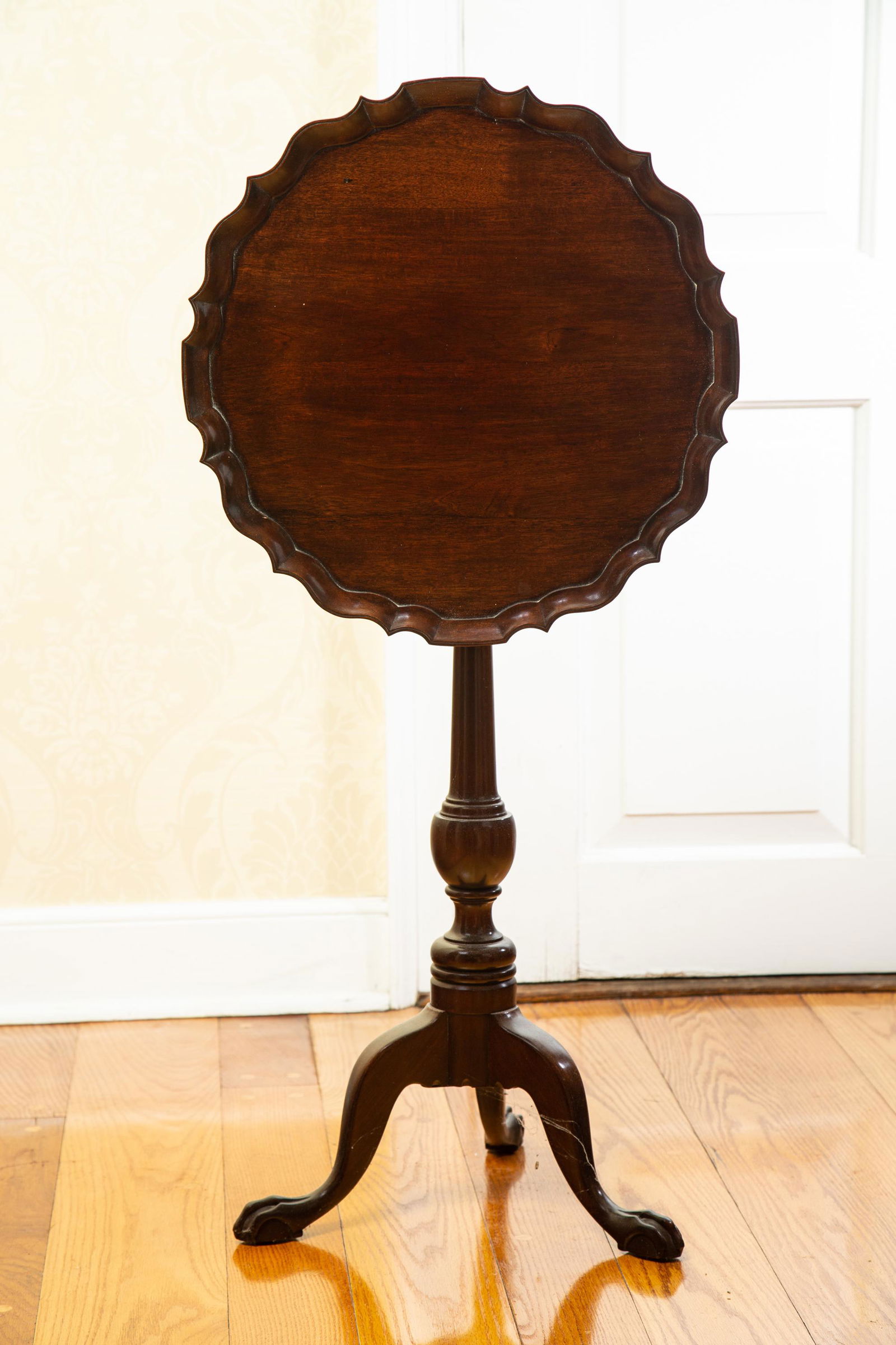 WALLACE NUTTING CHIPPENDALE-STYLE CANDLESTAND (1 of 4)