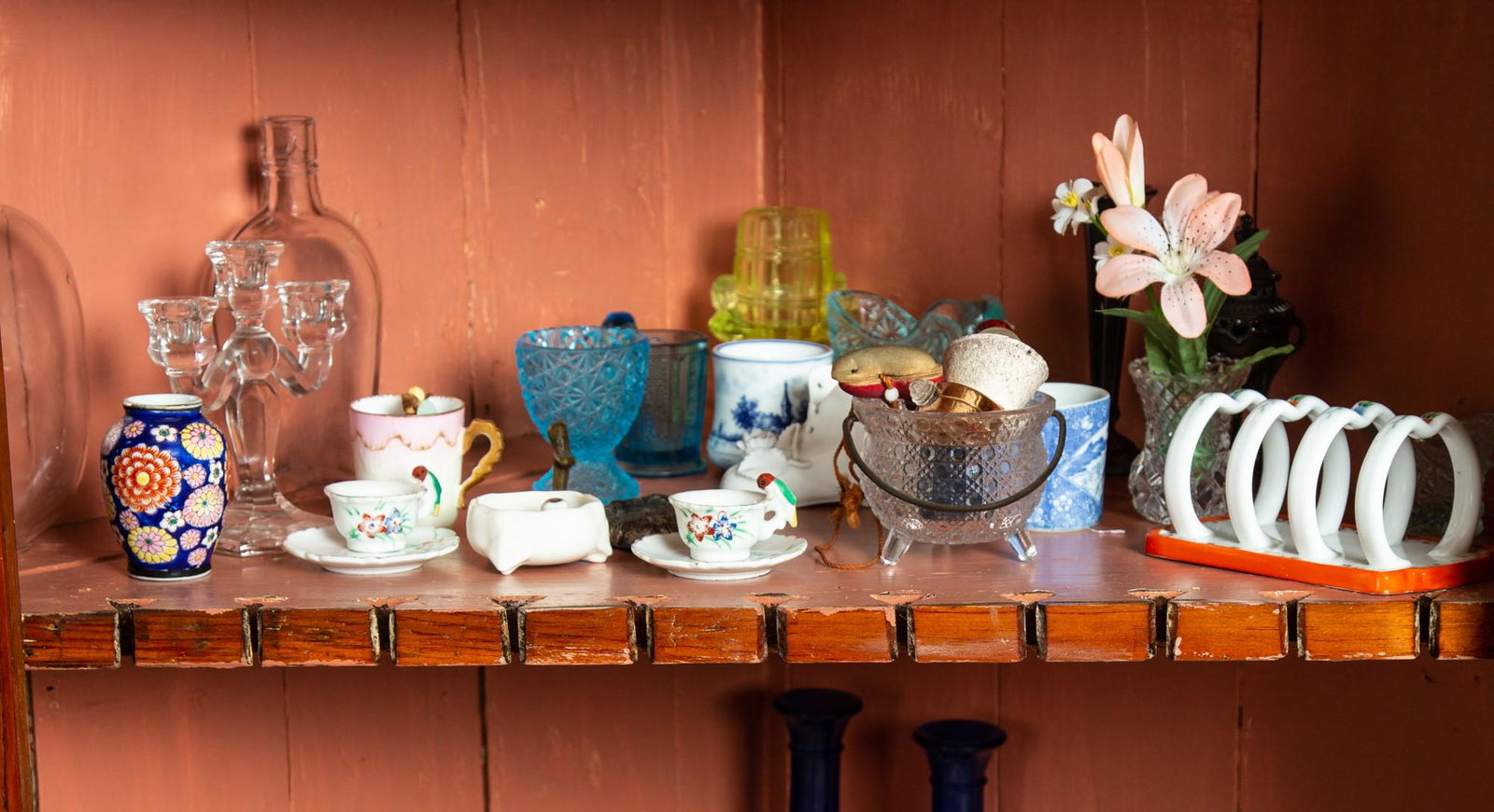 SMALL GROUP OF GLASS AND PORCELAIN (1 of 3)