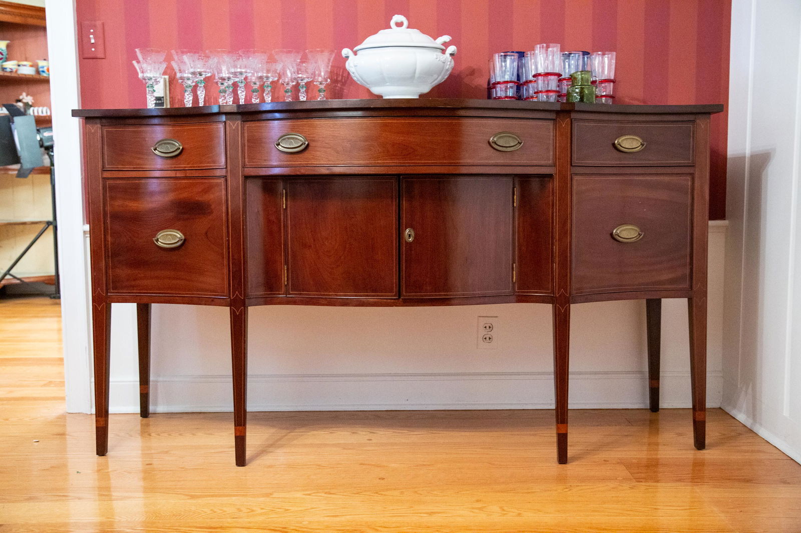 WALLACE NUTTING HEPPLEWHITE-STYLE SIDEBOARD (1 of 4)
