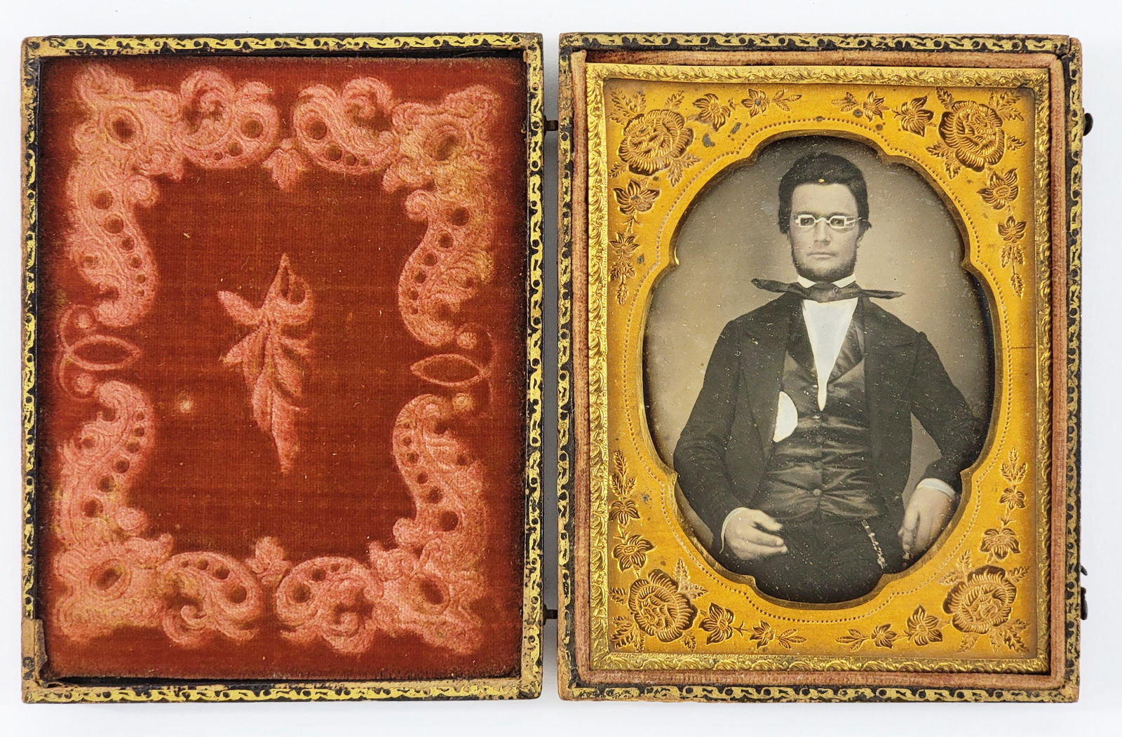 QUARTER PLATE DAGUERREOTYPE OF A BESPECTACLED GENTLEMAN (1 of 2)