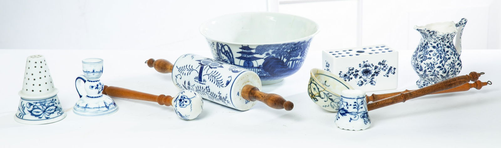 COLLECTION OF BLUE AND WHITE CHINA (1 of 5)