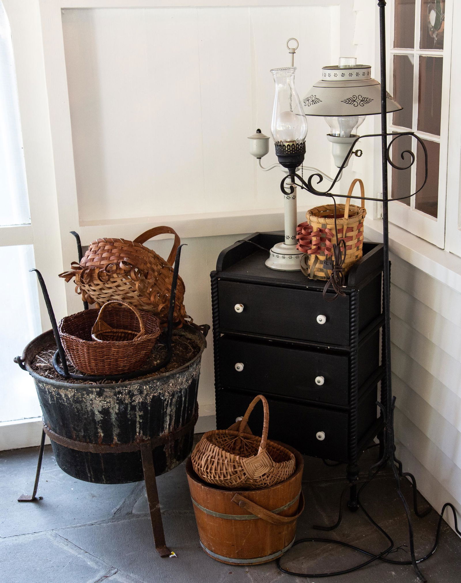 COLLECTION OF VINTAGE DÃ‰COR (1 of 4)