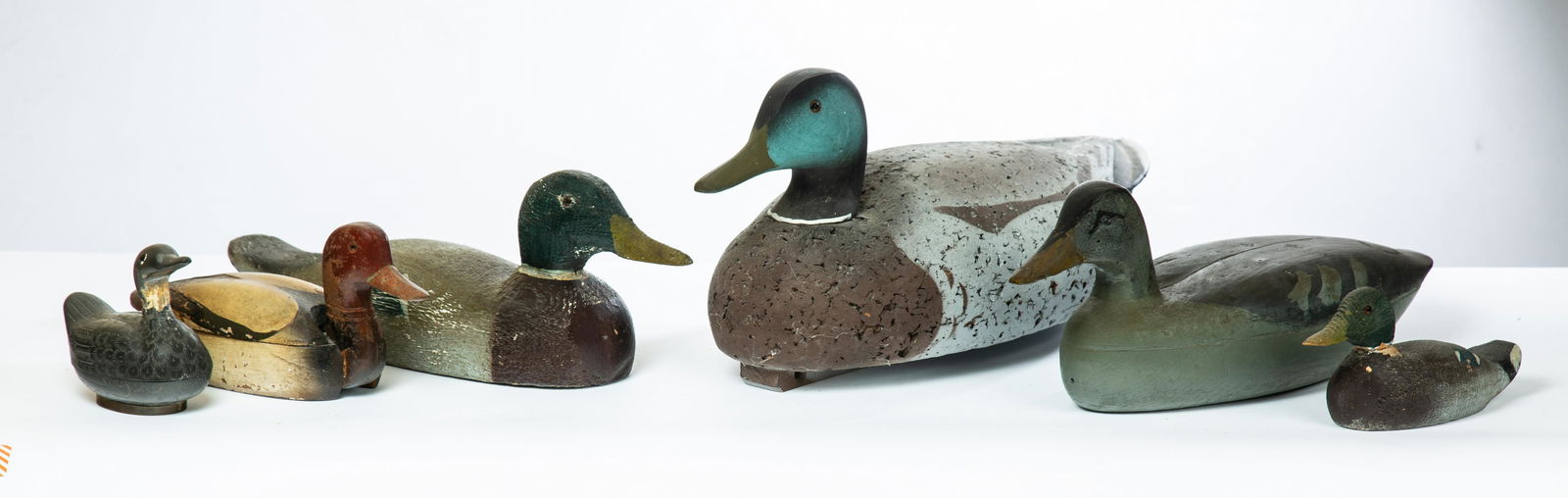FIVE DUCK DECOYS AND METAL DUCK BOX (1 of 7)