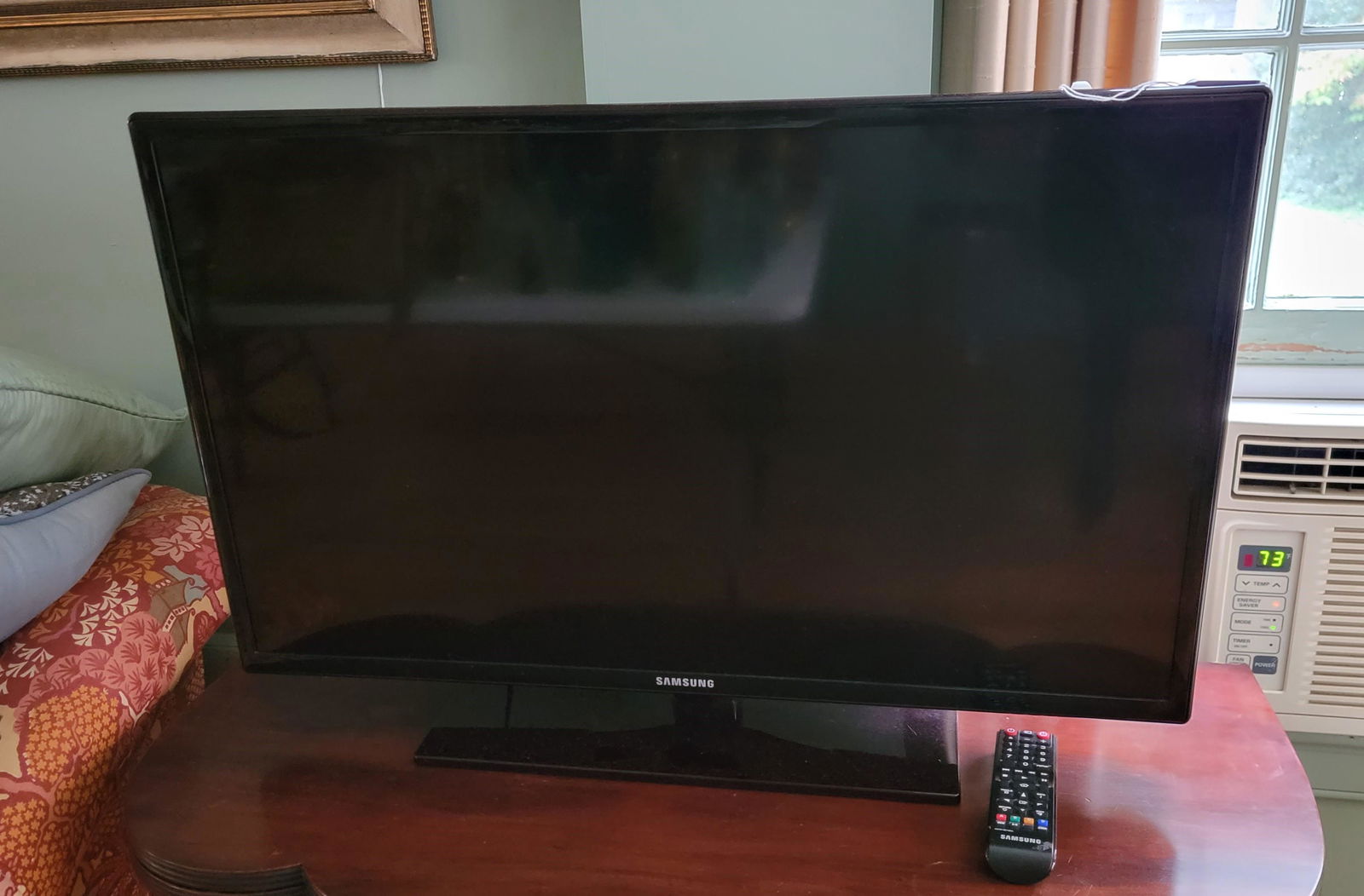 FLAT-SCREEN TV (1 of 3)