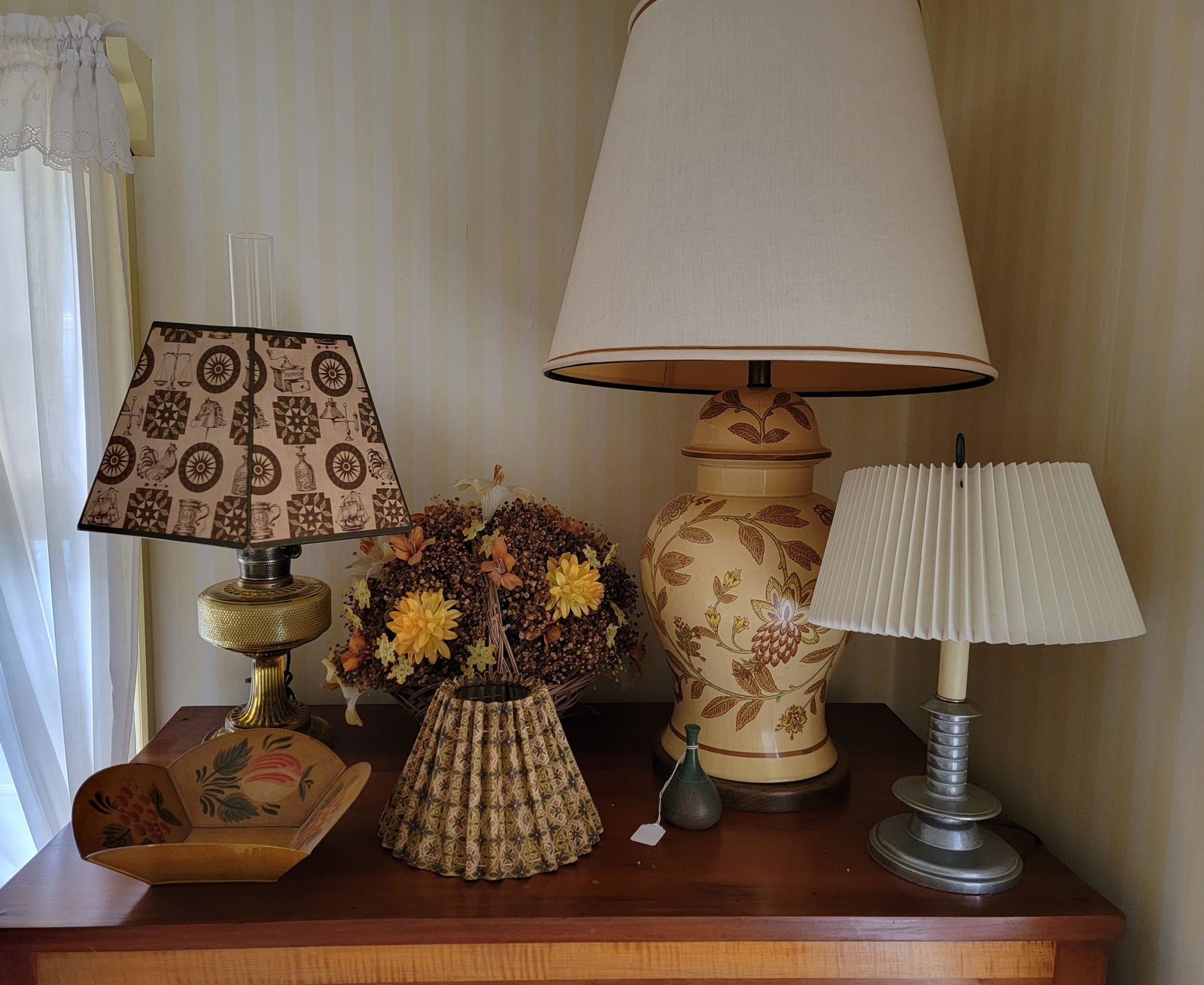 COLLECTION OF DÃ‰COR (1 of 3)