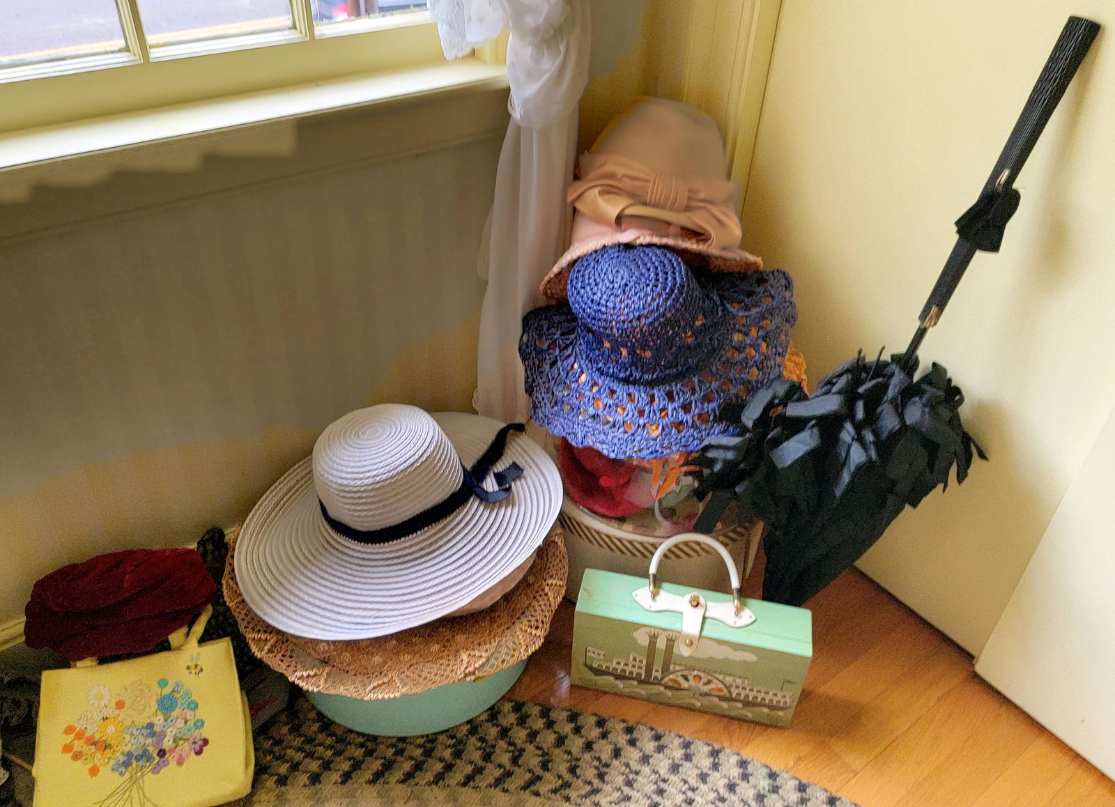 COLLECTION OF VINTAGE HATS & HANDBAGS: Includes several vintage lady's hats, hatboxes, vintage handbags, and a late 19th-early 20th century black parasol. (BRA8)